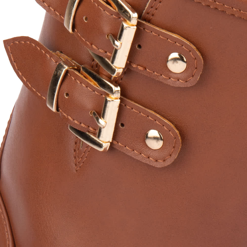 BOTA TACÓN BAJO HEBILLAS