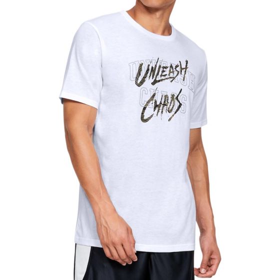PLAYERA DEPORTIVA UNDER ARMOUR BASELINE TEE QRTLY MANTRA 2971 ~ CABALLERO Blanco