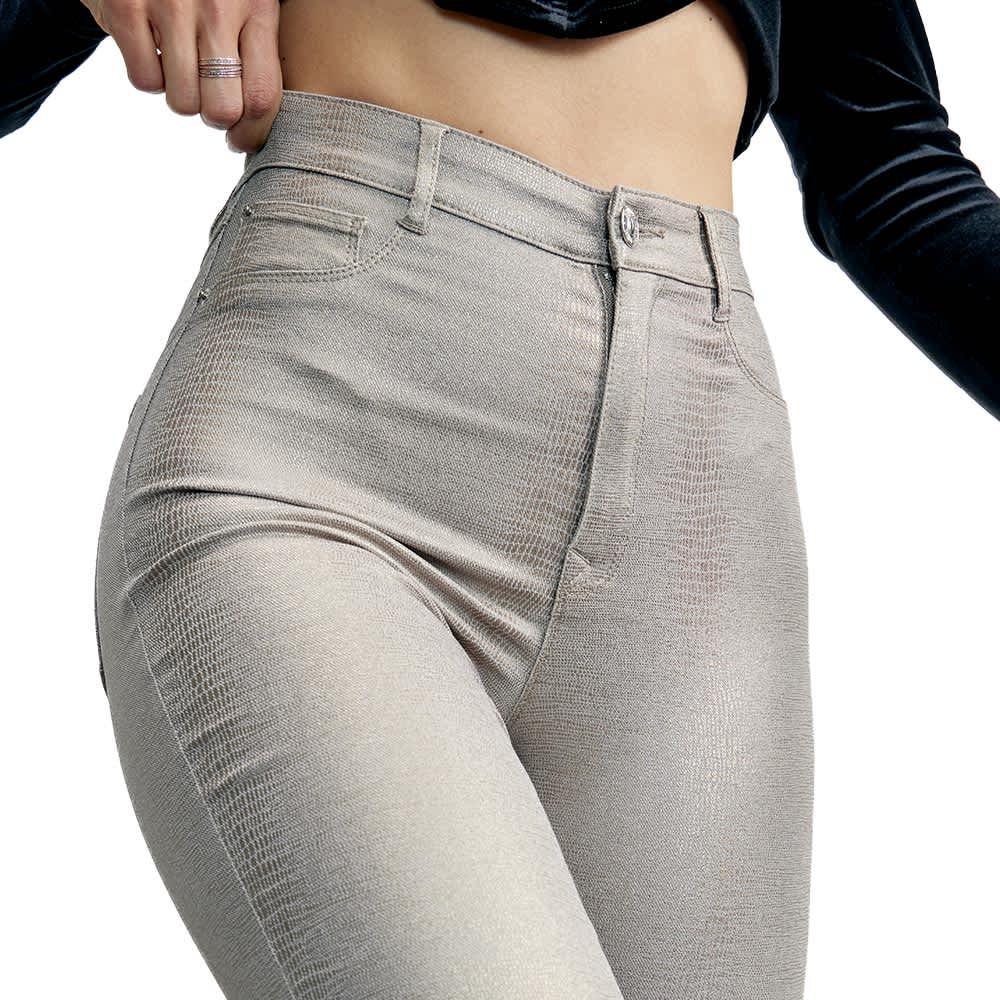 PANTALÓN CASUAL EFECTO PIEL