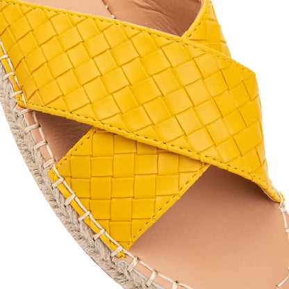 SANDALIA PLANA CON YUTE