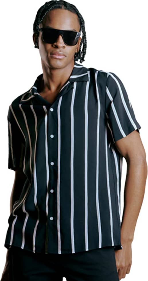 CAMISA REGULAR FIT DE VISCOSA MANGA CORTA