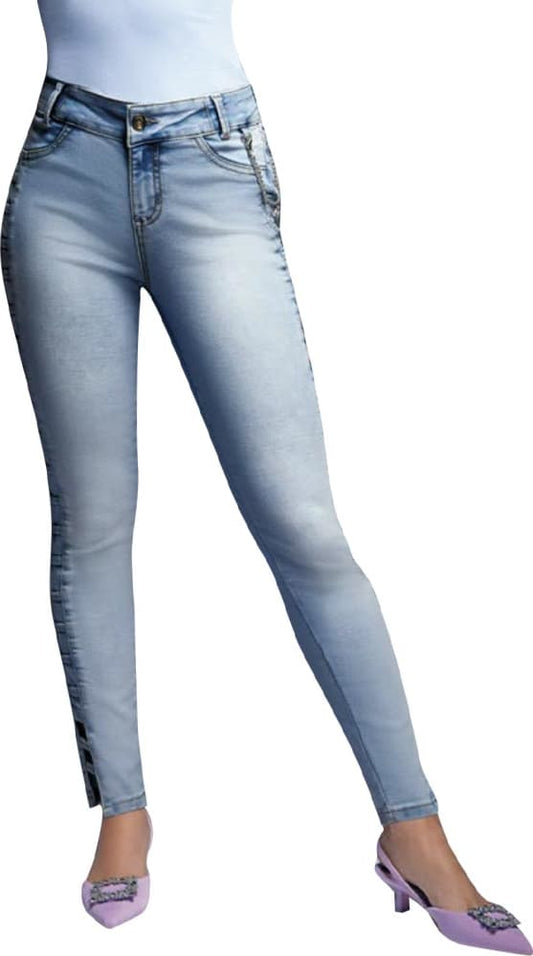 JEANS SÚPER SKINNY CINTURA REGULAR CON ACCESORIO